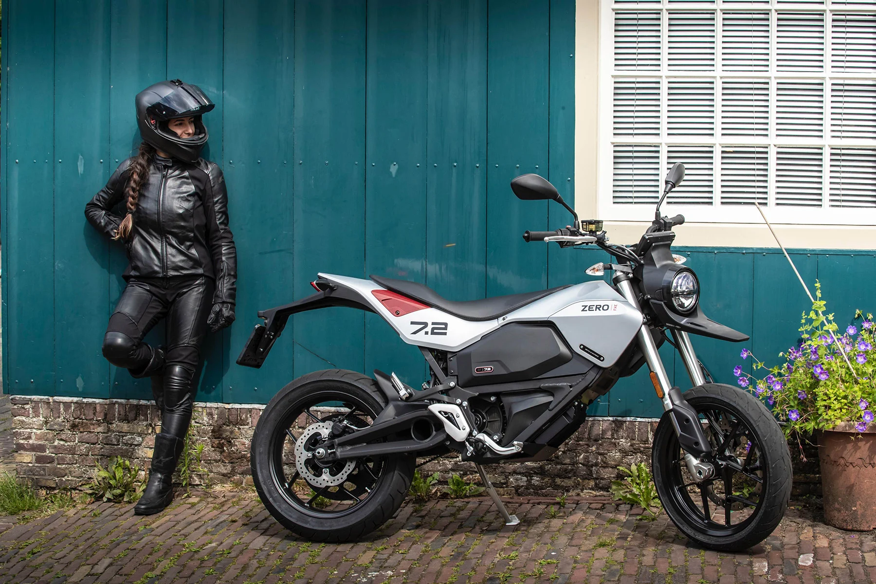 Motocicleta eléctrica en la ciudad