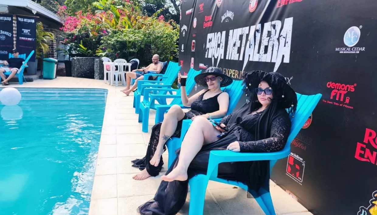 Piscina con sombrillas